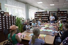 Во Дворце культуры ребята смастерили павлинов