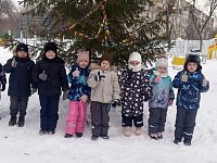 День рождения новогодней ёлочки отмечают дошколята