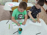 Дошколята пишут письма военнослужащим, находящихся в зоне СВО
