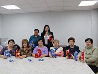 Новогоднюю игрушку – символ наступающего года мастерили в рамках реализации нацпроекта в центре соцобслуживания Алгайского района