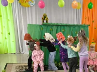 Сентябрьские именинники оживили сказку: в детском саду прошёл праздник с кукольным театром