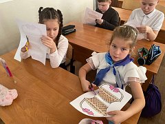 Второклассники подготовили подарки для мам