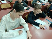 Школьники из 6а подготовили послания для солдат, участвующих в СВО.   Большинство школьников уже давно испытывали потребность выразить признательность военнослужащим, задействованным в специальной военной операции, передать им новогодние поздравления