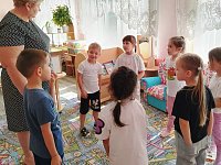 Социальный педагог детского сада рассказала детям о телефоне доверия