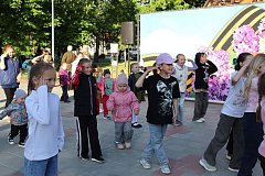 Детский спектакль, игры и конкурсы собрали ребят в парке