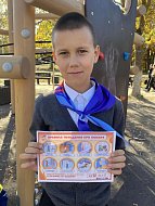 Буклет в детских руках: напоминание о правилах пожарной безопасности