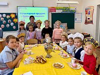 Осенние посиделки: яркий фольклорный праздник собрал для детей и родителей