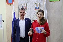Глава Шихан вручил обложки на паспорт и значки активистам Движения Первых