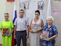Глава города Шиханы передал Книгу Памяти Саратовской области семьям участников СВО