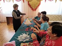 Елочные украшения создают в центре соцобслуживания Перелюбского района в рамках реализации нацпроекта