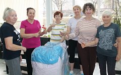 В центре соцобслуживания Саратова шьют подушки для участников СВО