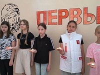 Свеча памяти в детских руках
