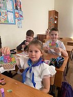 Второклассники подготовили подарки для мам