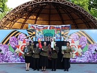 Детский спектакль, игры и конкурсы собрали ребят в парке