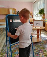 Социальный педагог детского сада рассказала детям о телефоне доверия
