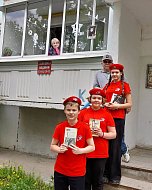 Шиханские "Юнармейцы" помогают украсить "Окна Победы" 