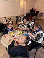 Второклассники изготовили поздравительные открытки для участников СВО 