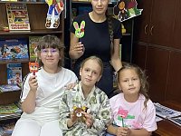 В новый учебный год с красивыми ручками: в ДК мастерили украшения для письменных принадлежностей