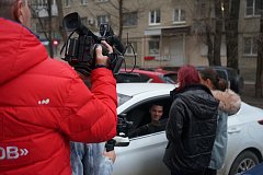 Школьники изготовили деревянные амулеты для саратовских водителей