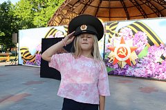 Детский спектакль, игры и конкурсы собрали ребят в парке