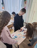 Школьники делали светоотражающие поделки