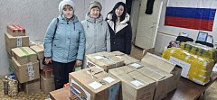 «Серебряные» волонтеры отправили участникам СВО шерстяные носки, варежки и письма