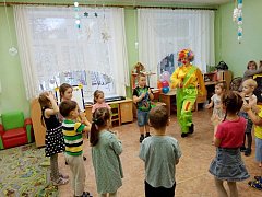 Клоун Бим учит детей общаться в детском саду "Звездочка"