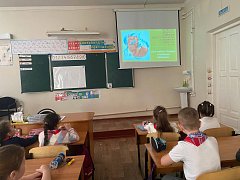 Второклассники подготовили подарки для мам