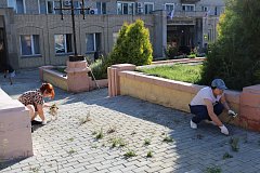 Сотрудники администрации улучшают город
