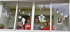 Шиханские "Юнармейцы" помогают украсить "Окна Победы" 
