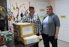 «Серебряные» волонтеры отправили участникам СВО шерстяные носки, варежки и письма