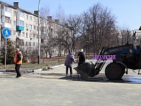 Сотрудники МКУП "Благоустройство" приводят в порядок тротуары родного города