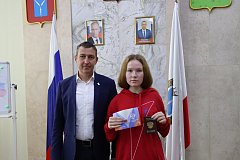 Глава Шихан вручил обложки на паспорт и значки активистам Движения Первых