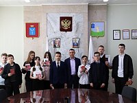 Глава города вручил паспорта участникам проекта "Мы - граждане России!"