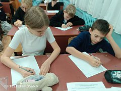 Школьники из 6а подготовили послания для солдат, участвующих в СВО.   Большинство школьников уже давно испытывали потребность выразить признательность военнослужащим, задействованным в специальной военной операции, передать им новогодние поздравления