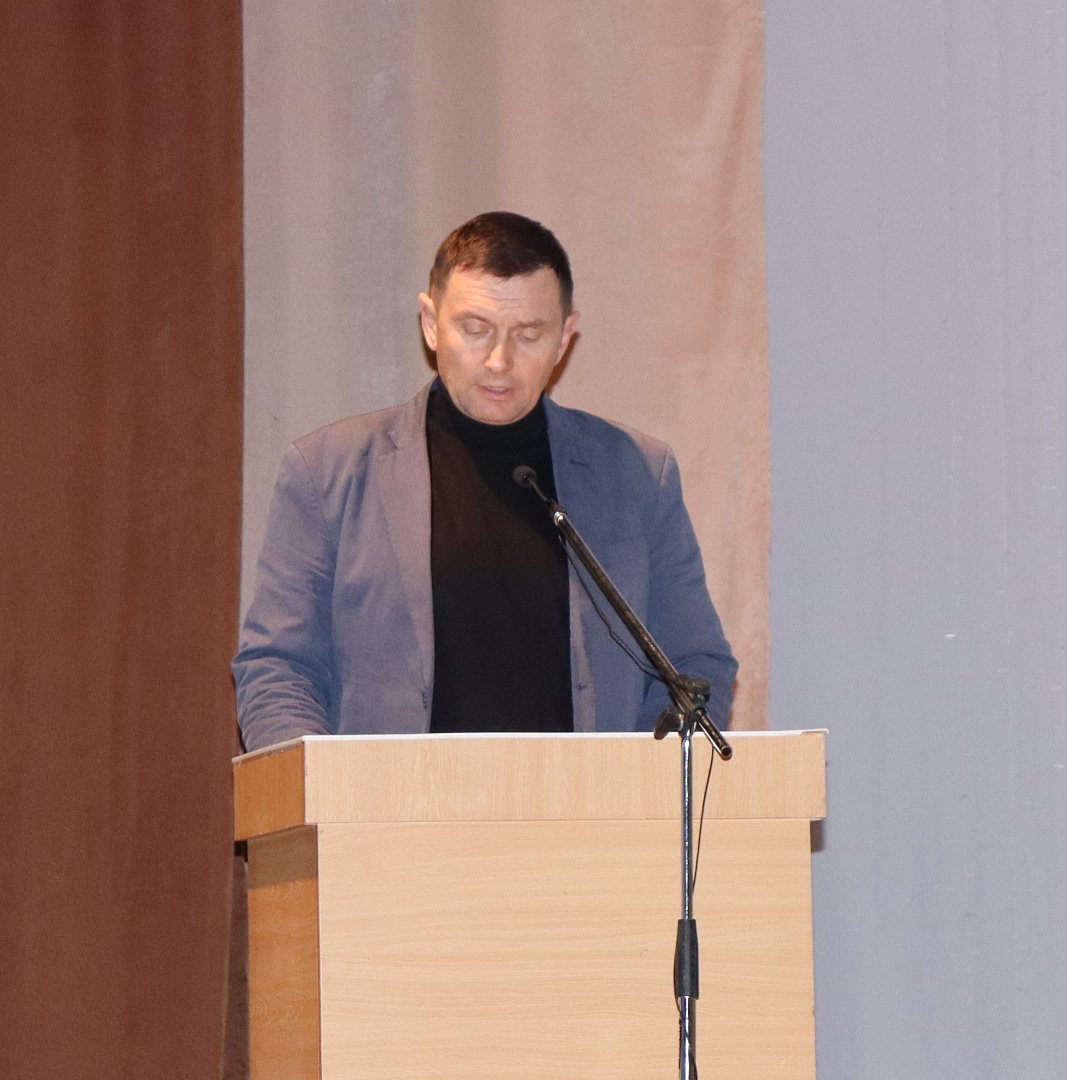 Депутат отчитался. Публичные слушания. депутат в большом зале.