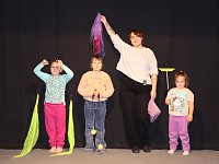 Развиваем ловкость: мастер-класс по жонглированию прошел для детей