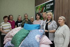 В центре соцобслуживания Саратова шьют подушки для участников СВО