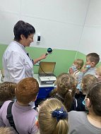Важные уроки о медицине: для первоклассников прошла экскурсия в госпиталь