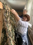 «Серебряные» волонтеры отправили участникам СВО шерстяные носки, варежки и письма