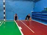 В спортивной школе прошла тренировка по легкой атлетике: юные атлеты оттачивают мастерство в зале