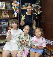 В новый учебный год с красивыми ручками: в ДК мастерили украшения для письменных принадлежностей
