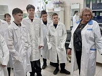 Открывая двери в мир химии: юные лаборанты школы №12 посетили ООО «Группа Фокина»