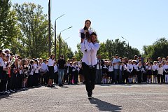 Шестьдесят три первоклассника сели за парты в Шиханах