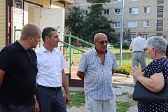 Глава города встретился с жителями в районе ул. Ленина 16