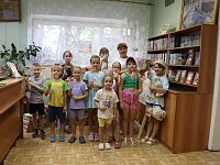 Во Дворце культуры ребята смастерили павлинов