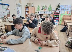 Школьники делали светоотражающие поделки