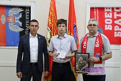 Антон Лещенко вручил памятный знак сыну погибшего защитника Отечества