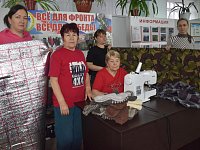 «Серебряные» волонтеры отправили участникам СВО шерстяные носки, варежки и письма