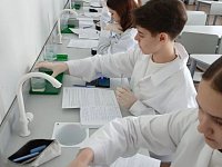 Школьники приняли участие в конкурсе "Лаборант химического анализа"
